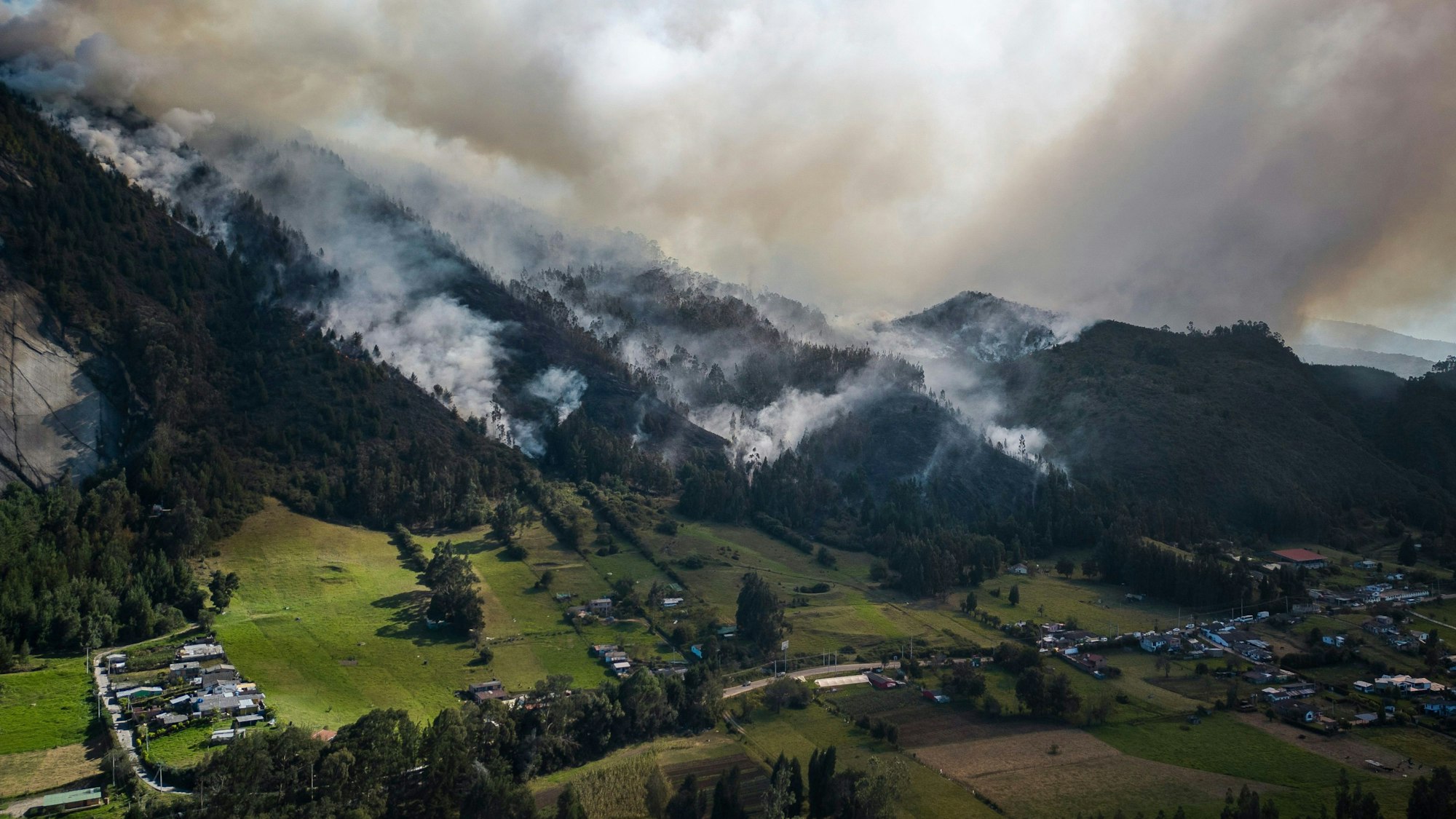 23.01.2024, Kolumbien, Nemocon: Rauch steigt von einem Feuer auf, das an den Hängen der Berge um Nemocon, nördlich von Bogota, brennt.