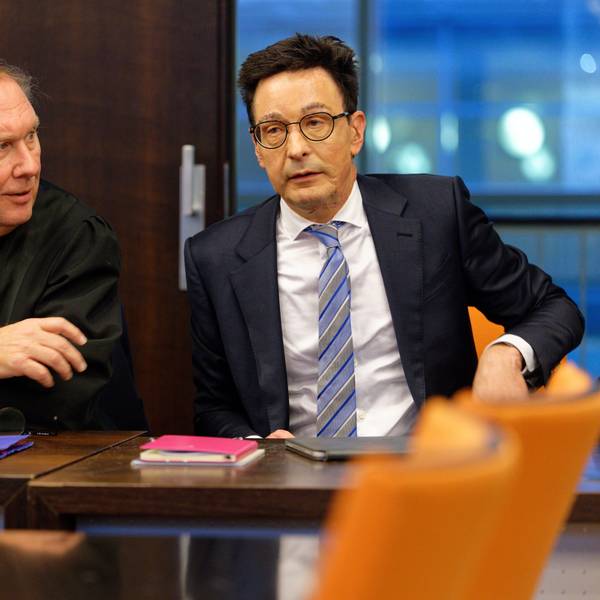 Bernhard Günther (r.) nimmt als Zeuge am Prozess gegen einen seiner mutmaßlichen Attentäter teil.
