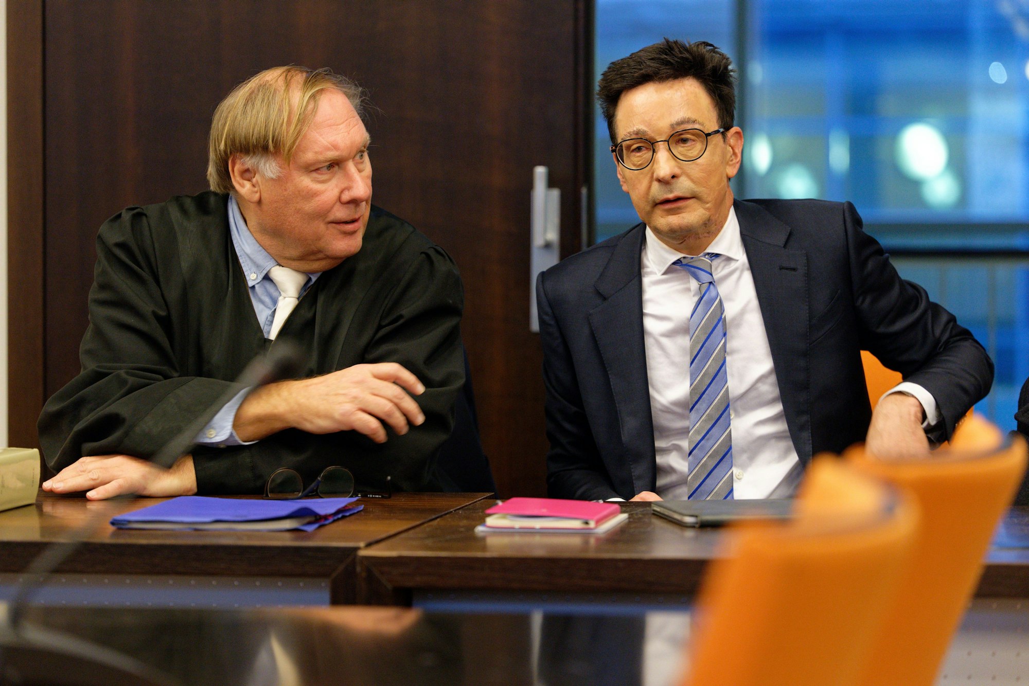 Bernhard Günther (r.) nimmt als Zeuge am Prozess gegen einen seiner mutmaßlichen Attentäter teil.