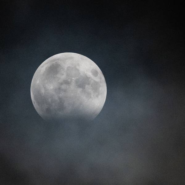 Am Himmel ist eine partielle Mondfinsternis zu sehen.