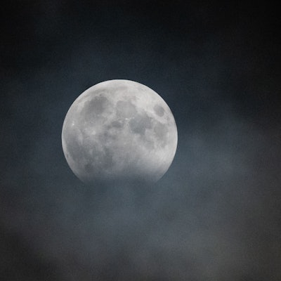 Am Himmel ist eine partielle Mondfinsternis zu sehen.