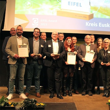 Mit Urkunden stehen die Gewinner des diesjährigen Eifel Awards auf der Bühne.