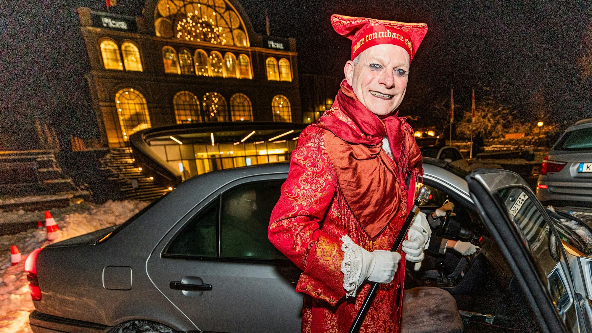 Und weiter geht es: Jutta Kössl fährt ihren Lebensgefährten Michael Hehn zu den Sitzungssälen. Manchmal nimmt er aber auch das Fahrrad.