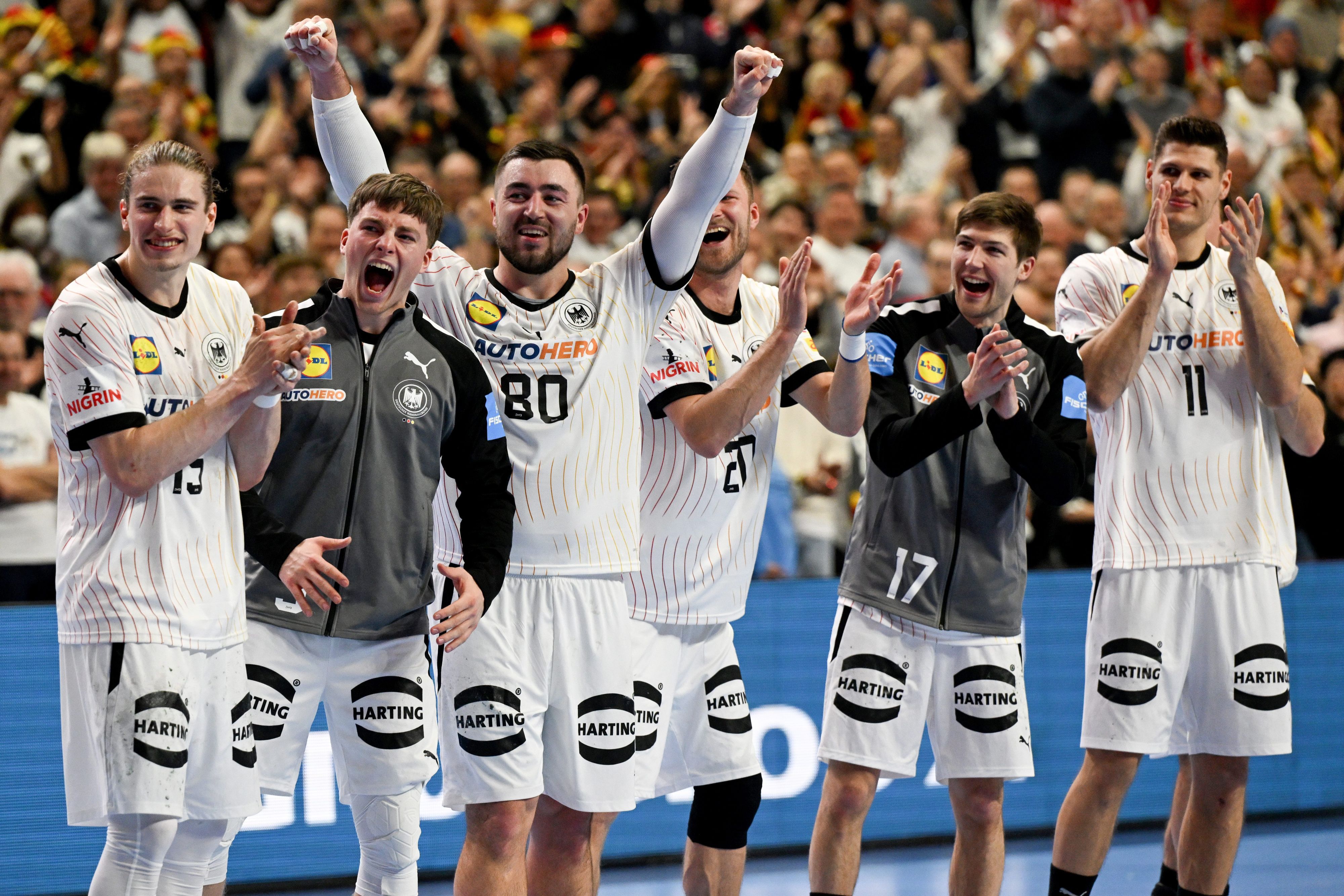 Deutschlands Spieler (v.l.) Juri Knorr, Nils Lichtlein, Jannik Kohlbacher, Philipp Weber, Lukas Zerbe und Sebastian Heymann jubeln nach dem Spiel.