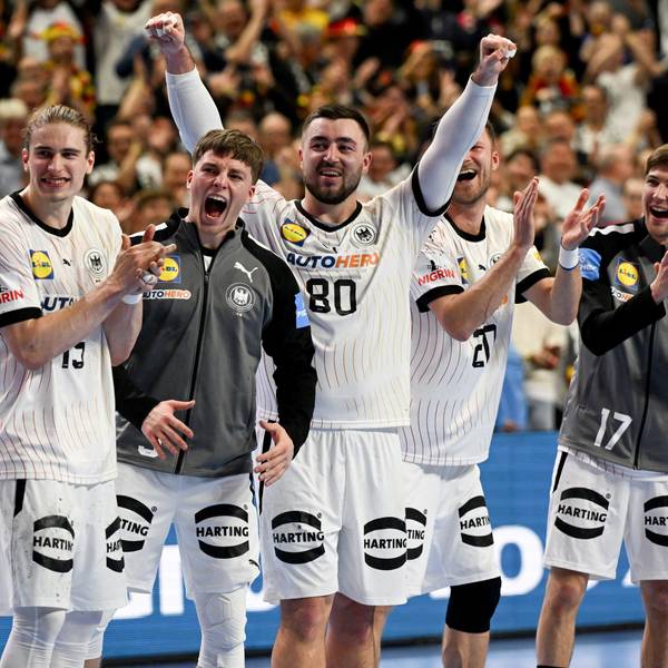 Deutschlands Spieler (v.l.) Juri Knorr, Nils Lichtlein, Jannik Kohlbacher, Philipp Weber, Lukas Zerbe und Sebastian Heymann jubeln nach dem Spiel.