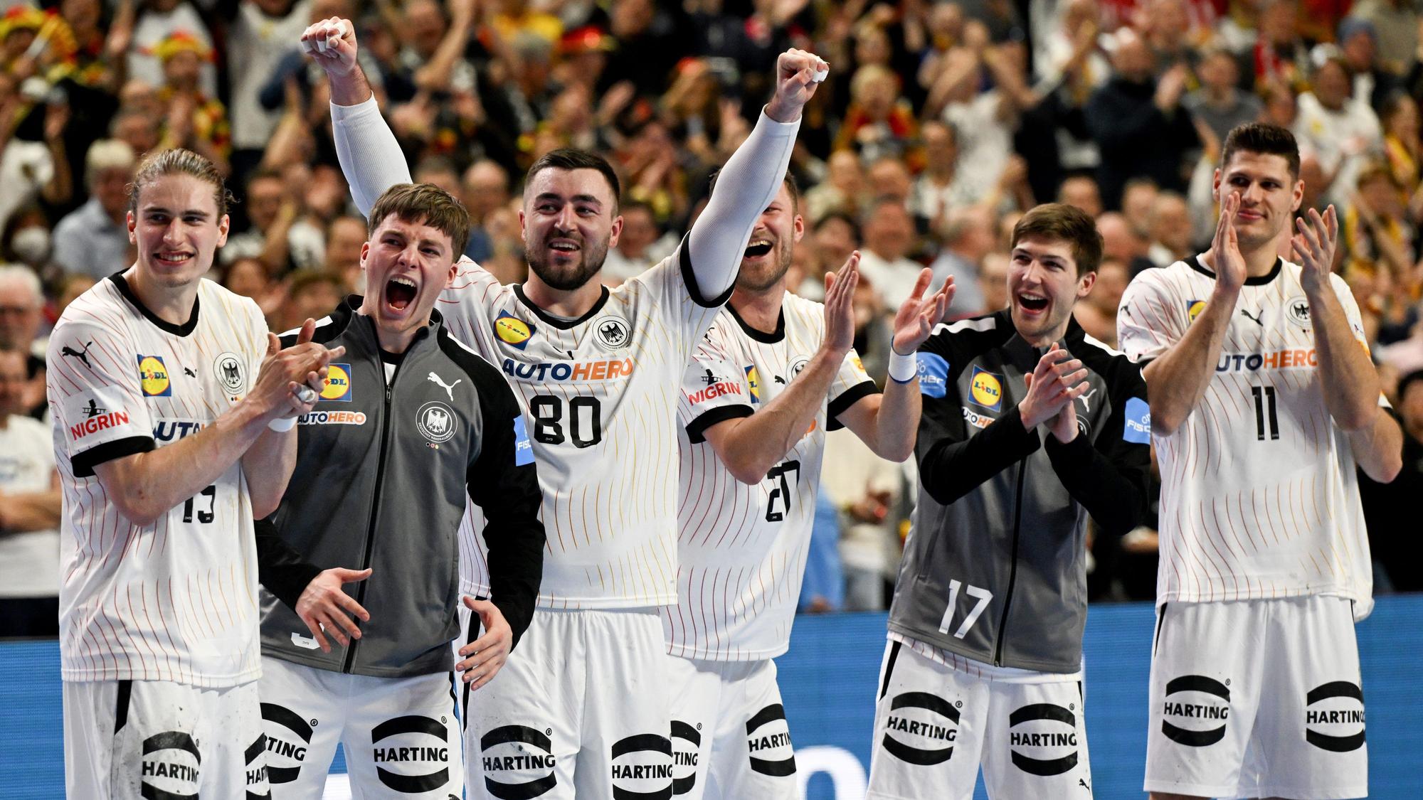 Deutschlands Spieler (v.l.) Juri Knorr, Nils Lichtlein, Jannik Kohlbacher, Philipp Weber, Lukas Zerbe und Sebastian Heymann jubeln nach dem Spiel.