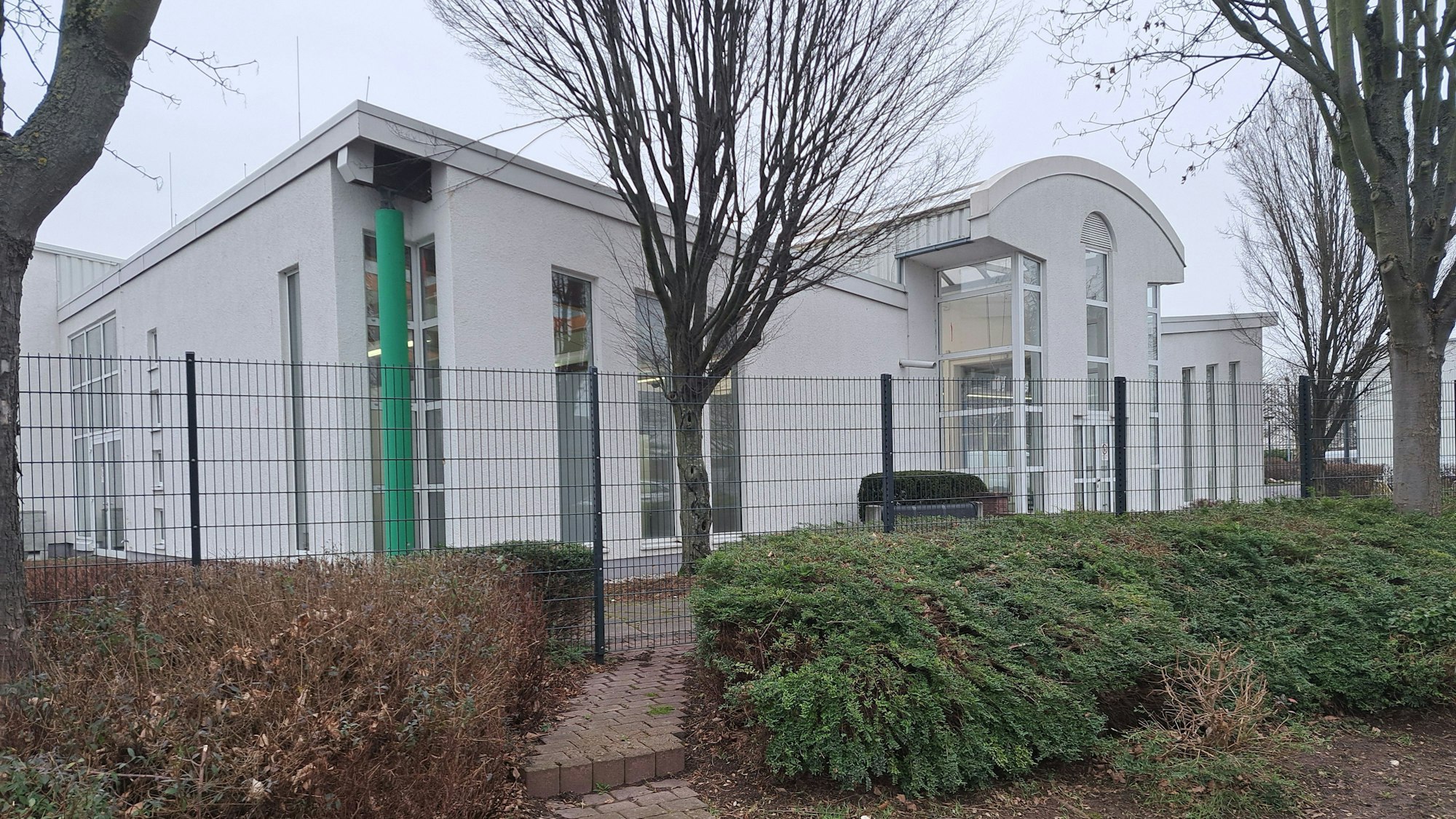 Der ehemalige Mobau-Baumarkt an der Karl-Hass-Straße wird zurzeit zur Flüchtlingsunterkunft umgebaut. Mitte Februar sollen die ersten Bewohner einziehen.