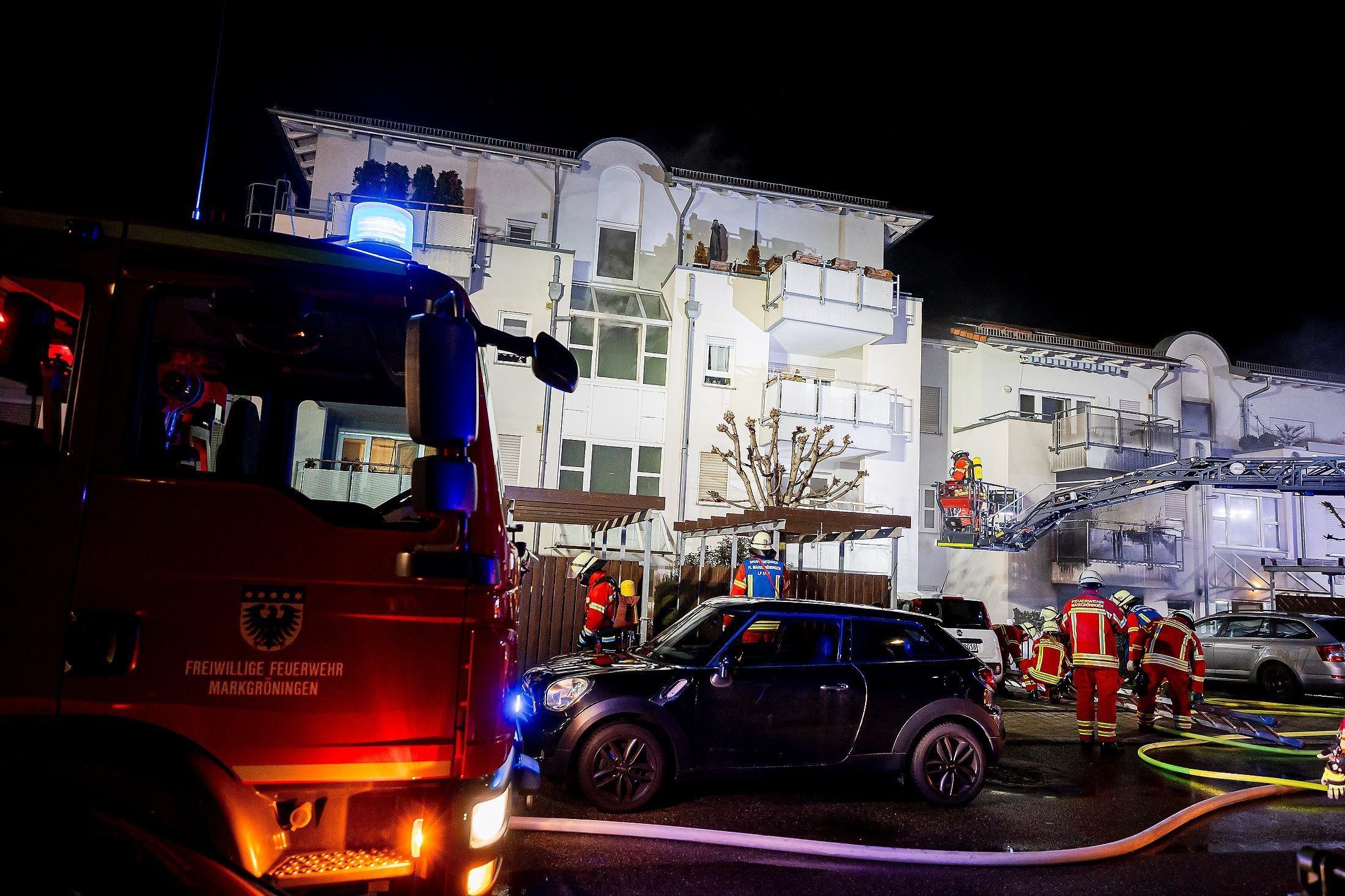 24.01.2024, Baden-Württemberg, Markgröningen: Feuerwehr und Sanitäter sind bei einem Brand im Einsatz.