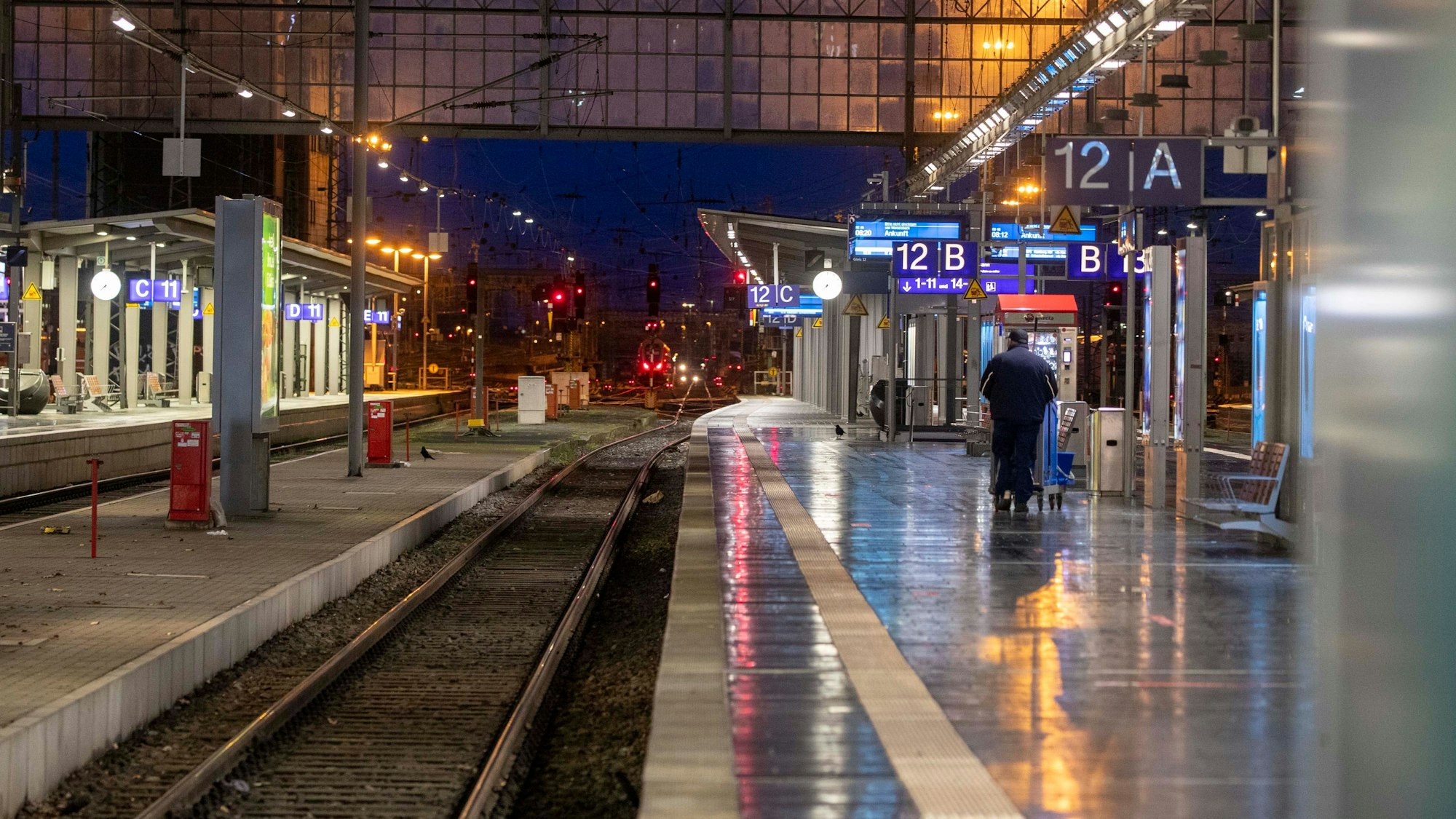 24.01.2024, Hessen, Frankfurt/Main: Nur wenige Personen sind an einem Bahnsteig vom Frankfurter Hauptbahnhof unterwegs.
