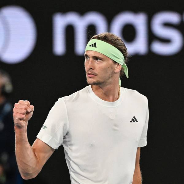 Der deutsche Tennisprofi Alexander Zverev ballt nach einem Punktgewinn im Viertelfinale der Australian Open gegen Carlos Alcaraz die Faust.