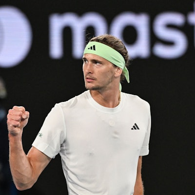 Der deutsche Tennisprofi Alexander Zverev ballt nach einem Punktgewinn im Viertelfinale der Australian Open gegen Carlos Alcaraz die Faust.