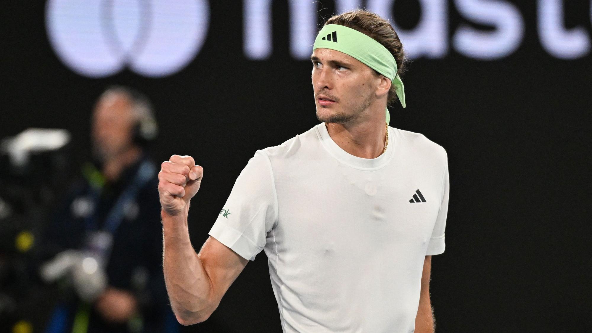 Der deutsche Tennisprofi Alexander Zverev ballt nach einem Punktgewinn im Viertelfinale der Australian Open gegen Carlos Alcaraz die Faust.