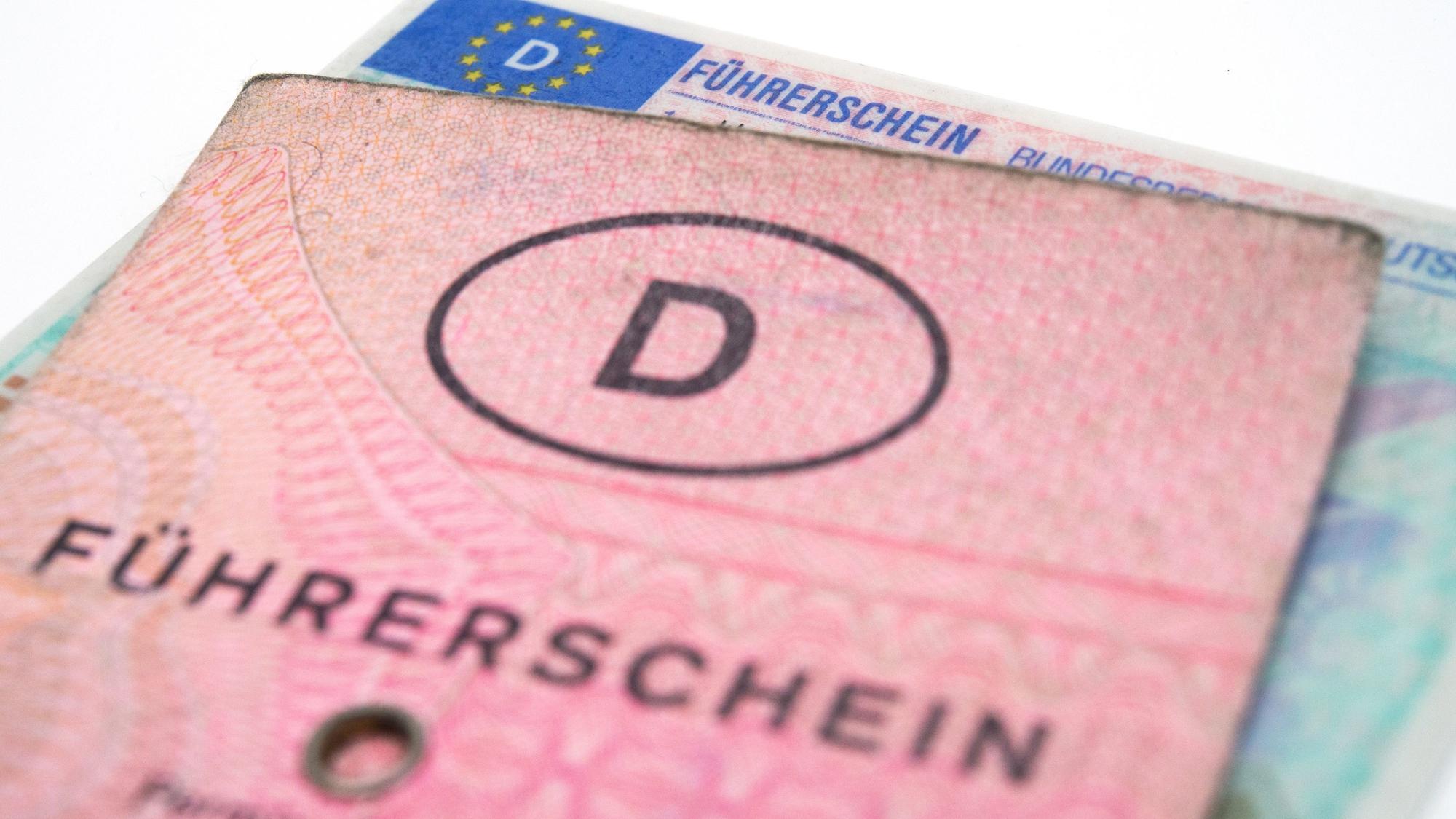 Ein rosa Führerschein (Papier-Führerschein) liegt auf einem neuen Führerschein-Exemplar.