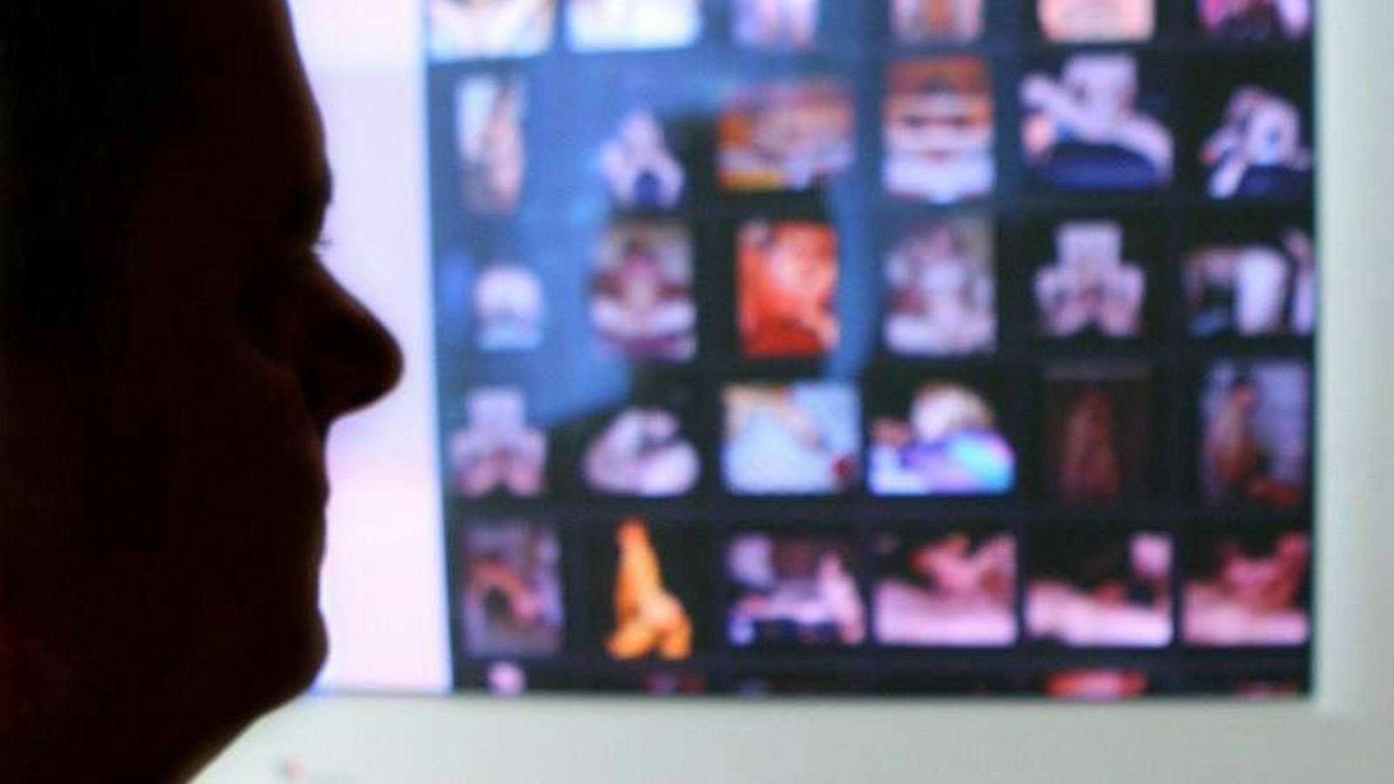 Ein Mann vor einem Computerbildschirm