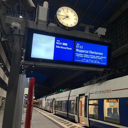 Der Kölner Hauptbahnhof während des Streiks am Mittwochmorgen: Vereinzelt fahren Züge, so auch die RB 48 von National Express.