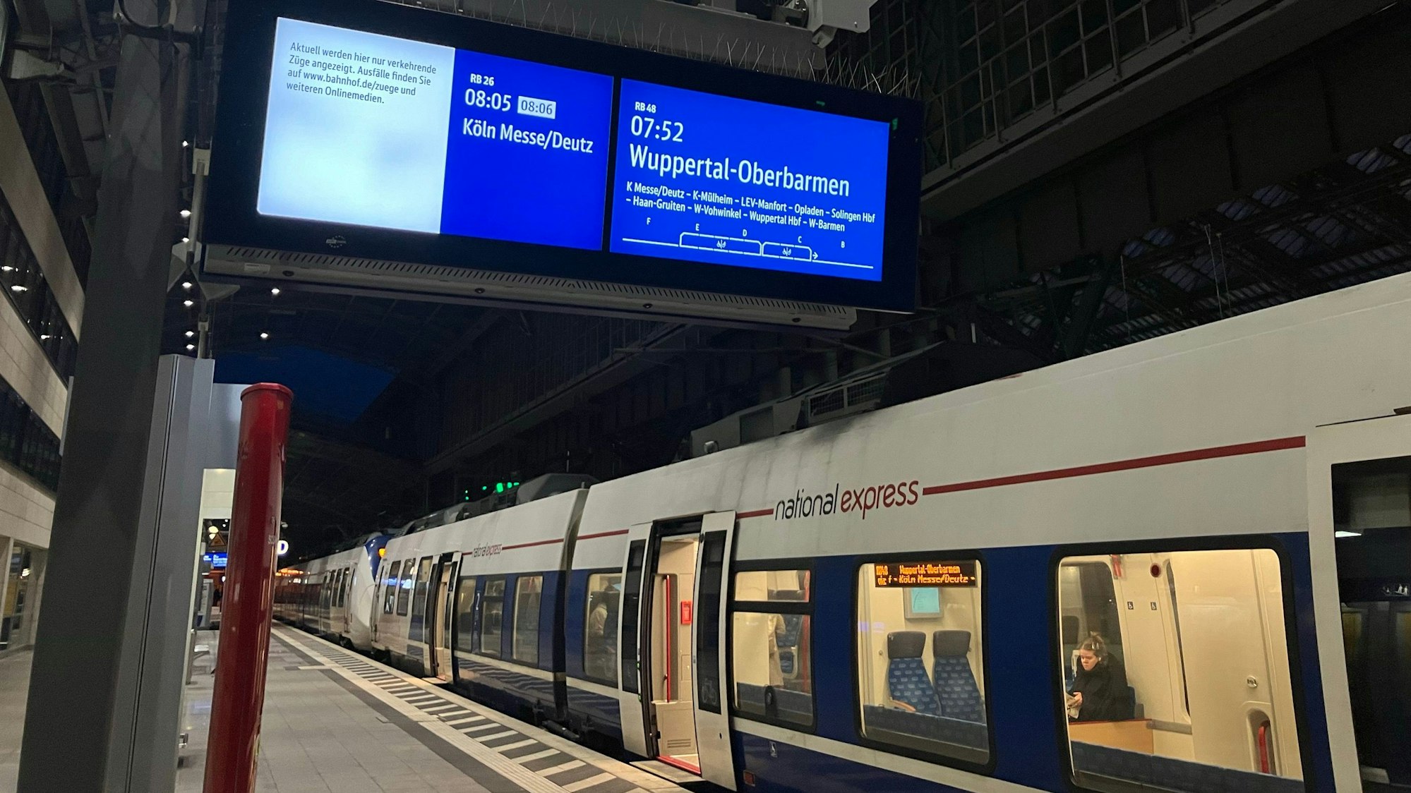 Der Kölner Hauptbahnhof während des Streiks am Mittwochmorgen: Vereinzelt fahren Züge, so auch die RB 48 von National Express.