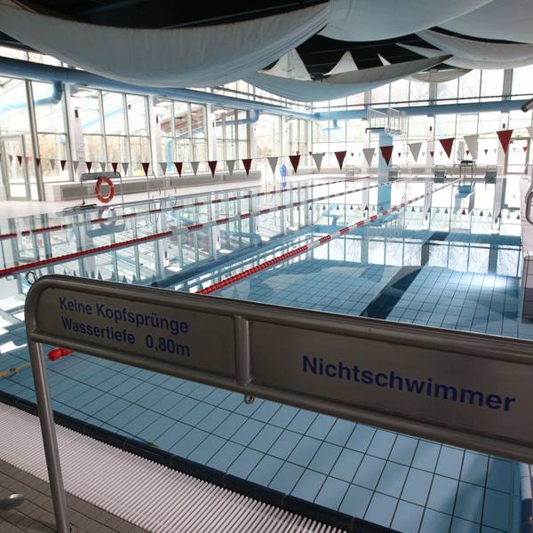 Zu sehen ist das Schwimmbecken im Niederkasseler Helmut-Loos-Hallebad.