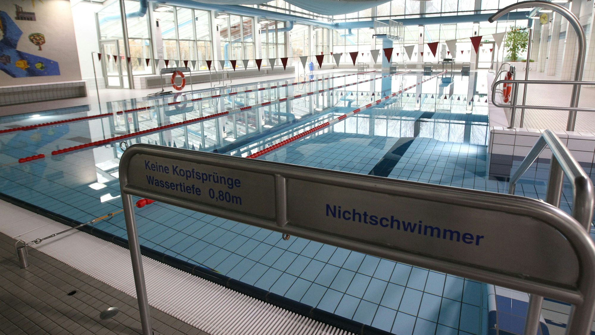 Die Zukunft des Niederkasseler Helmut-Loos-Hallenbades ist derzeit völlig offen.