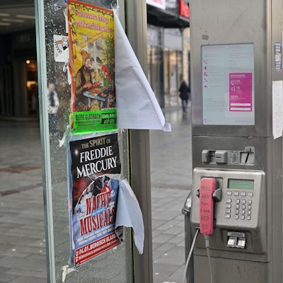 Eiine alte Telefonsäule. Keine Bild für die Ewigkeit: Öffentliche Telefone verschwinden aus dem Straßenbild.