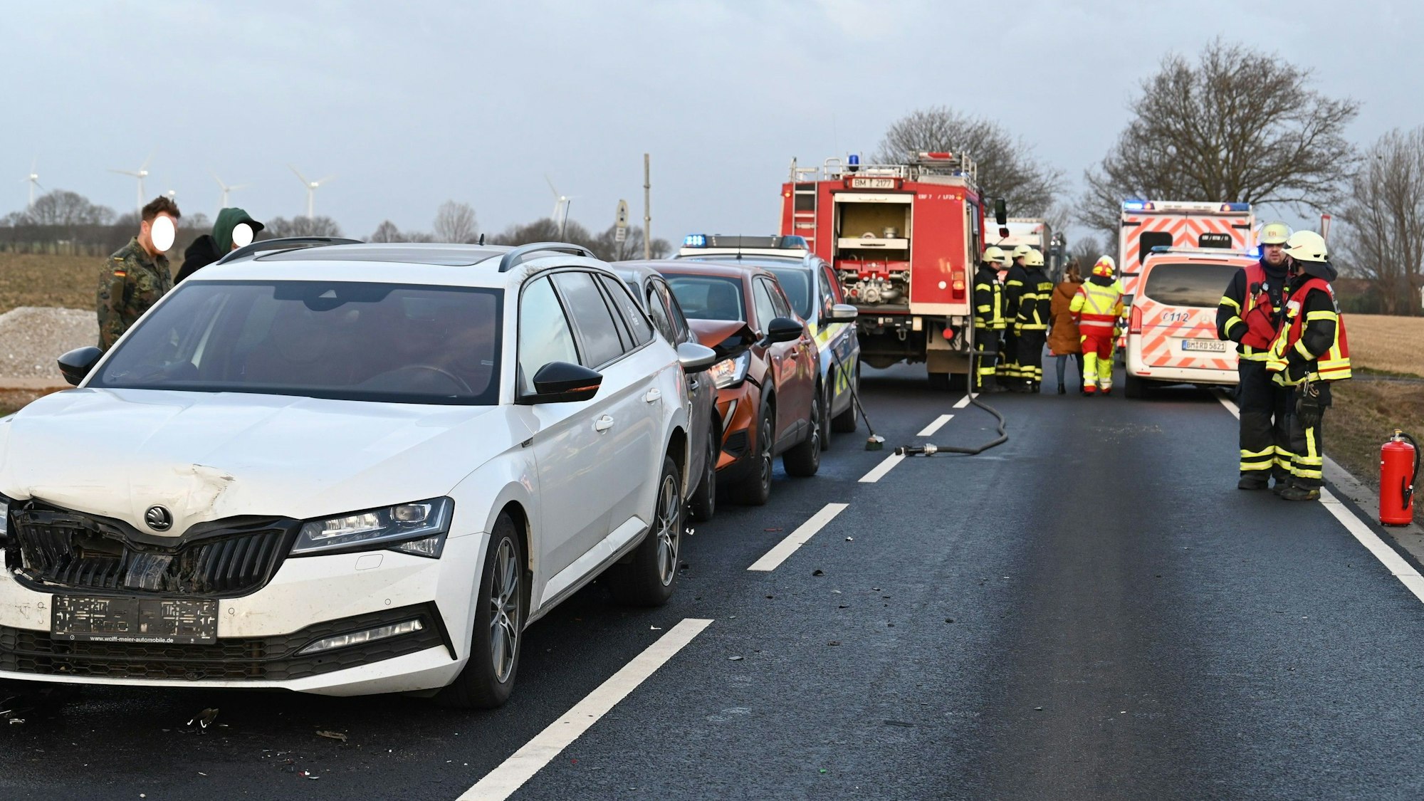 Vier Autos sind auf gerader Strecke aufeinander gefahren.