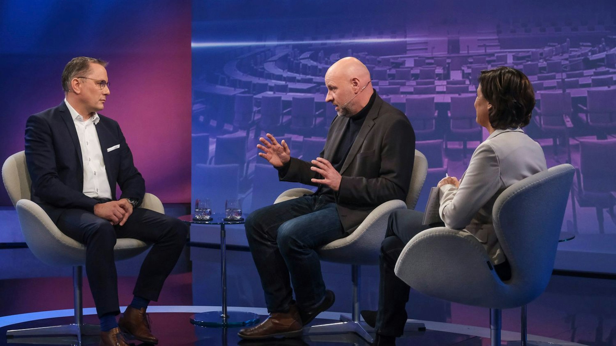 Sandra Maischberger (r.) spricht am 23. Januar mit Tino Chrupalla (l.) und Olaf Sundermeyer