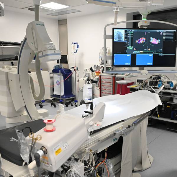Dr. Erol Saygili steht er an seinem Arbeitsplatz in einem der Herzkatheter-Labore in der Kardiologie des Kreiskrankenhauses Mechernich.