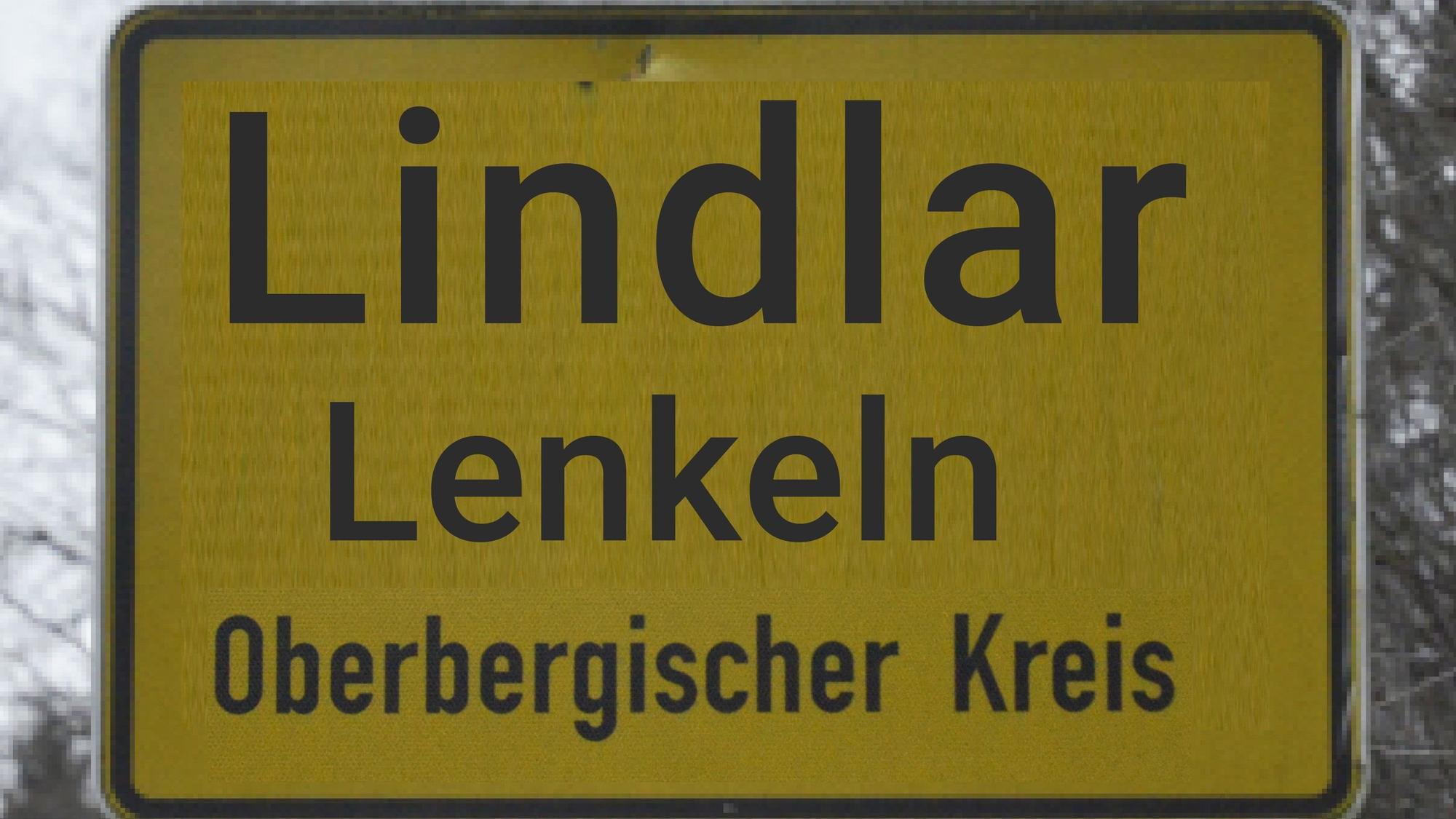 Die Montage zeigt das Ortseingangsschild von Lindlar mit dem Zusatz Lenkeln.