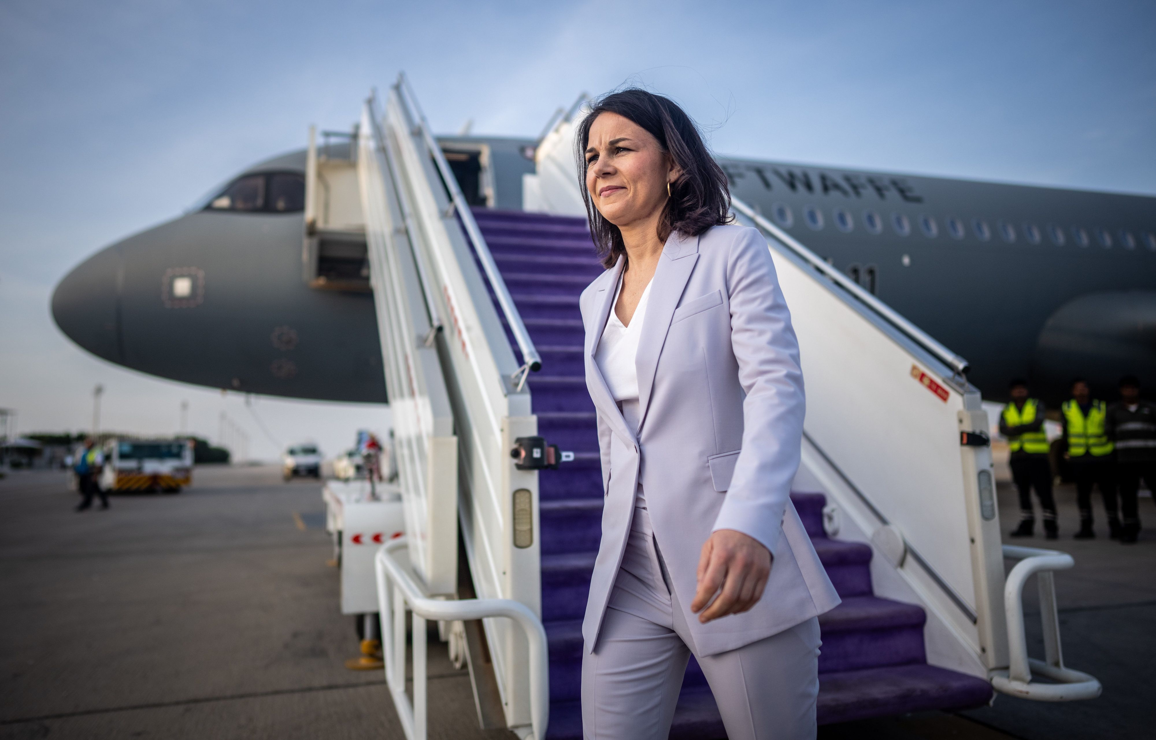 Annalena Baerbock (Bündnis90/Die Grünen), Außenministerin, steigt aus dem A321LR der Flugbereitschaft auf dem Flugplatz in Dschidda.