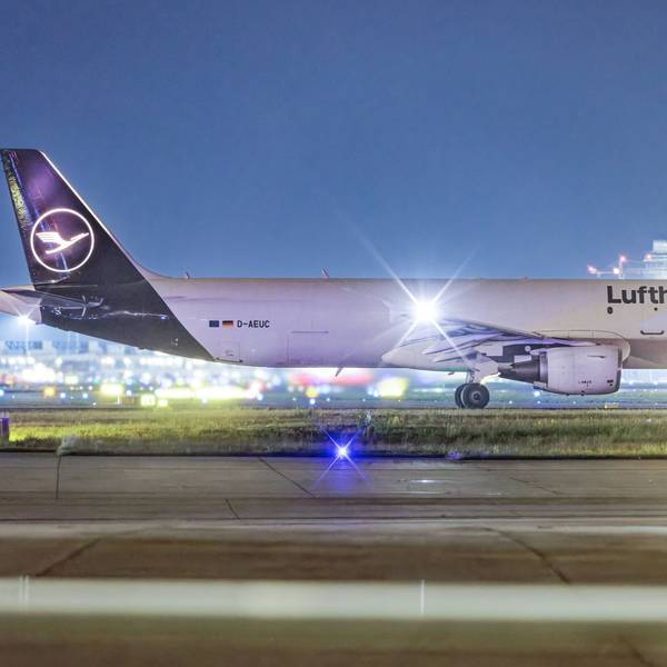 Ein Airbus A321 der deutschen Fluggesellschaft Lufthansa steht am Flughafen Frankfurt am Main. Mehrere Warnleuchten sind angeschaltet. (Symbolbild)