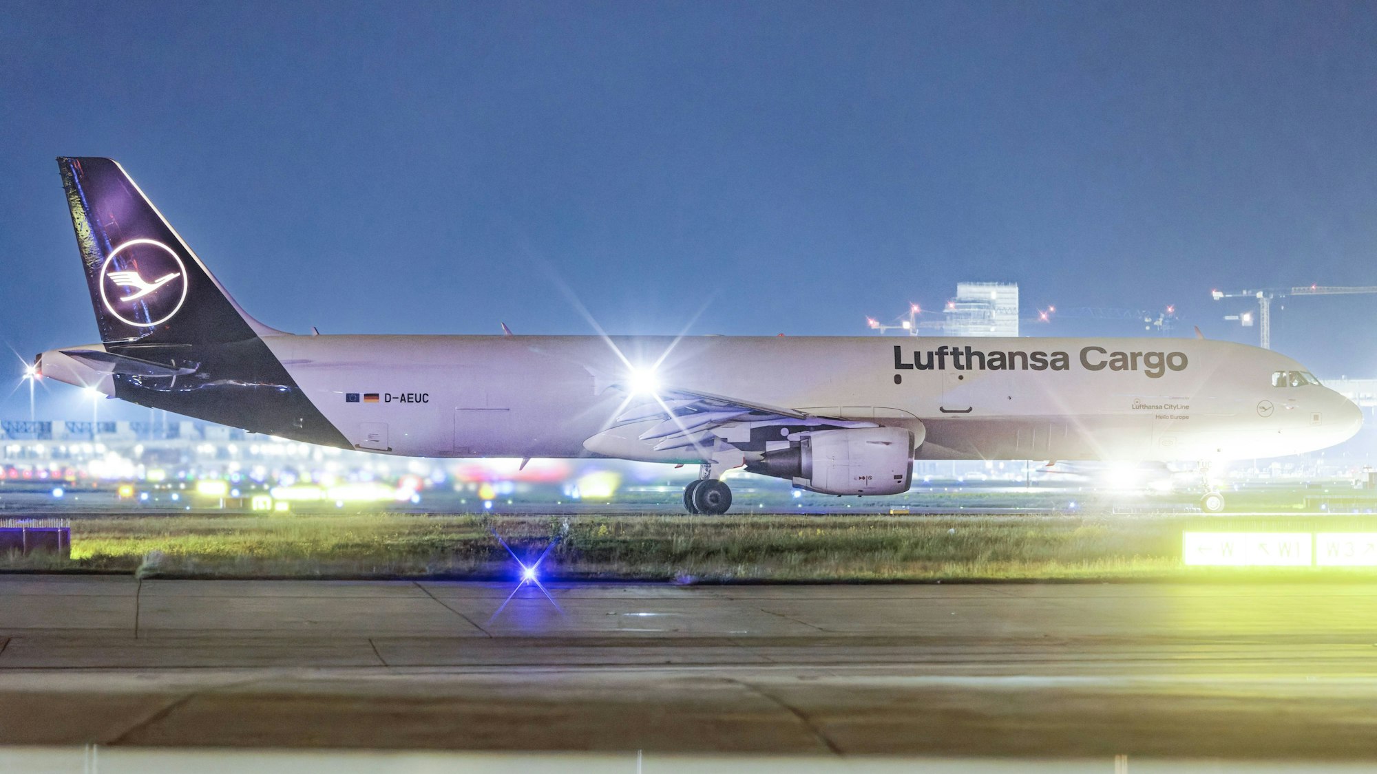 Ein Airbus A321 der deutschen Fluggesellschaft Lufthansa steht am Flughafen Frankfurt am Main. Mehrere Warnleuchten sind angeschaltet. (Symbolbild)