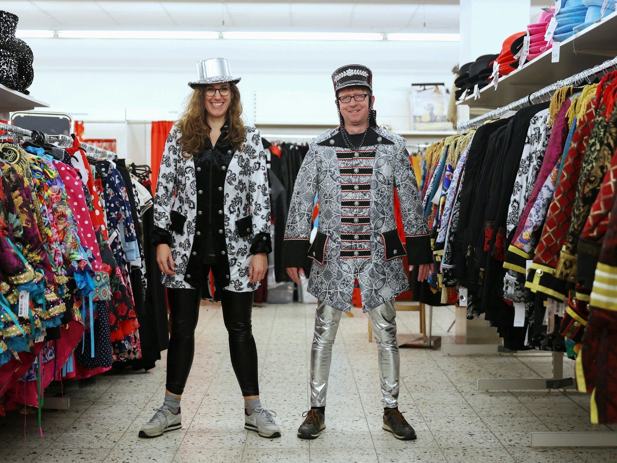 Schwarz-weiß-Fantasie, so nennt Anne Winton den Trend, der diesen Kostümen zugrunde liegt.