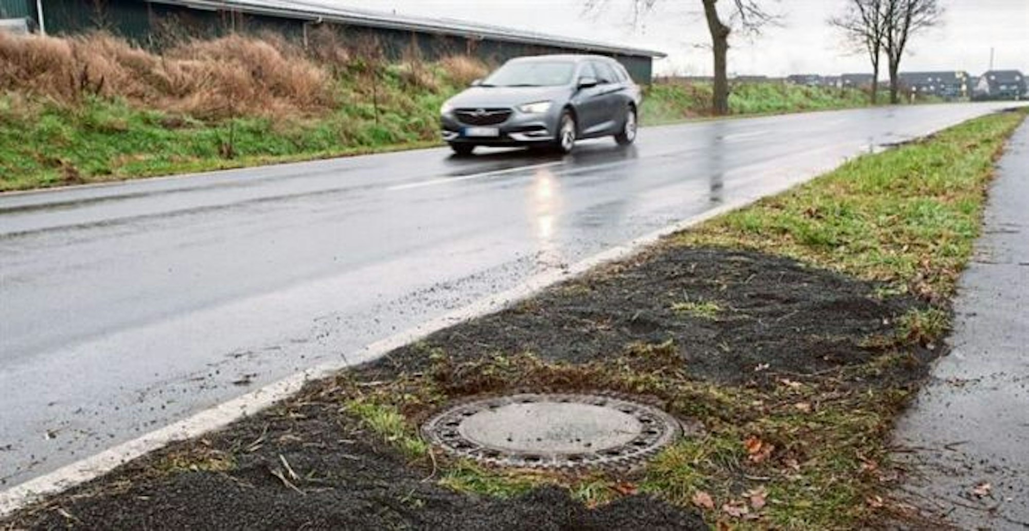 In diesem Gullyschacht an einer Landstraße an der Kölner Stadtgrenze steckte der Leichnam im März 2023.