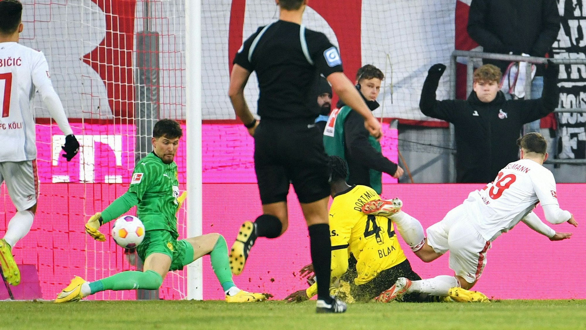 Kölns Stürmer Jan Thielmann (r.) scheitert beim Stand von 0:1 an Dortmunds Torwart Gregor Kobel.