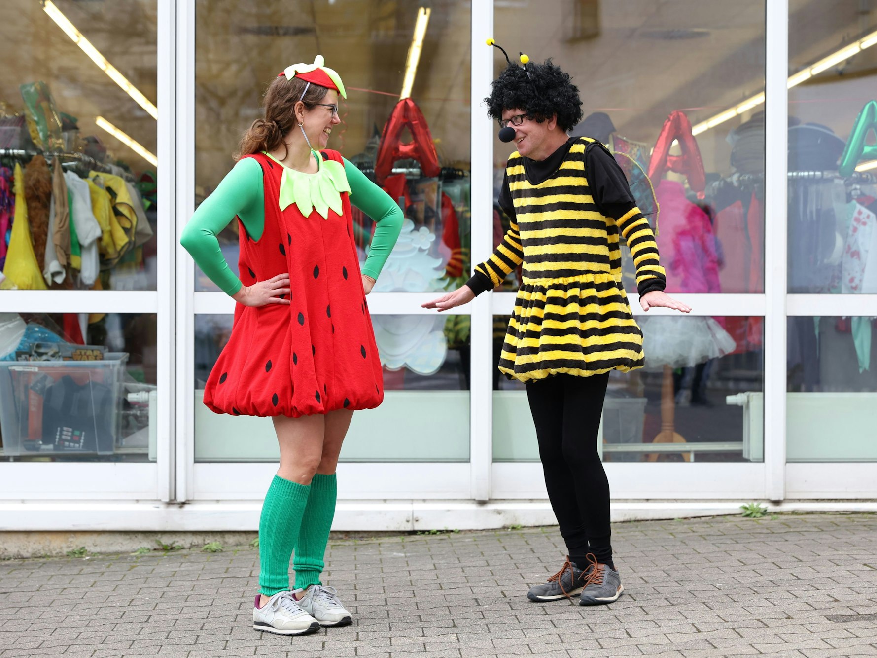 „Wie genau willst du das machen mit dem Fliegen?“, fragt die Erdbeere die Biene. „Bssssssooooo“, sagt die Biene.
