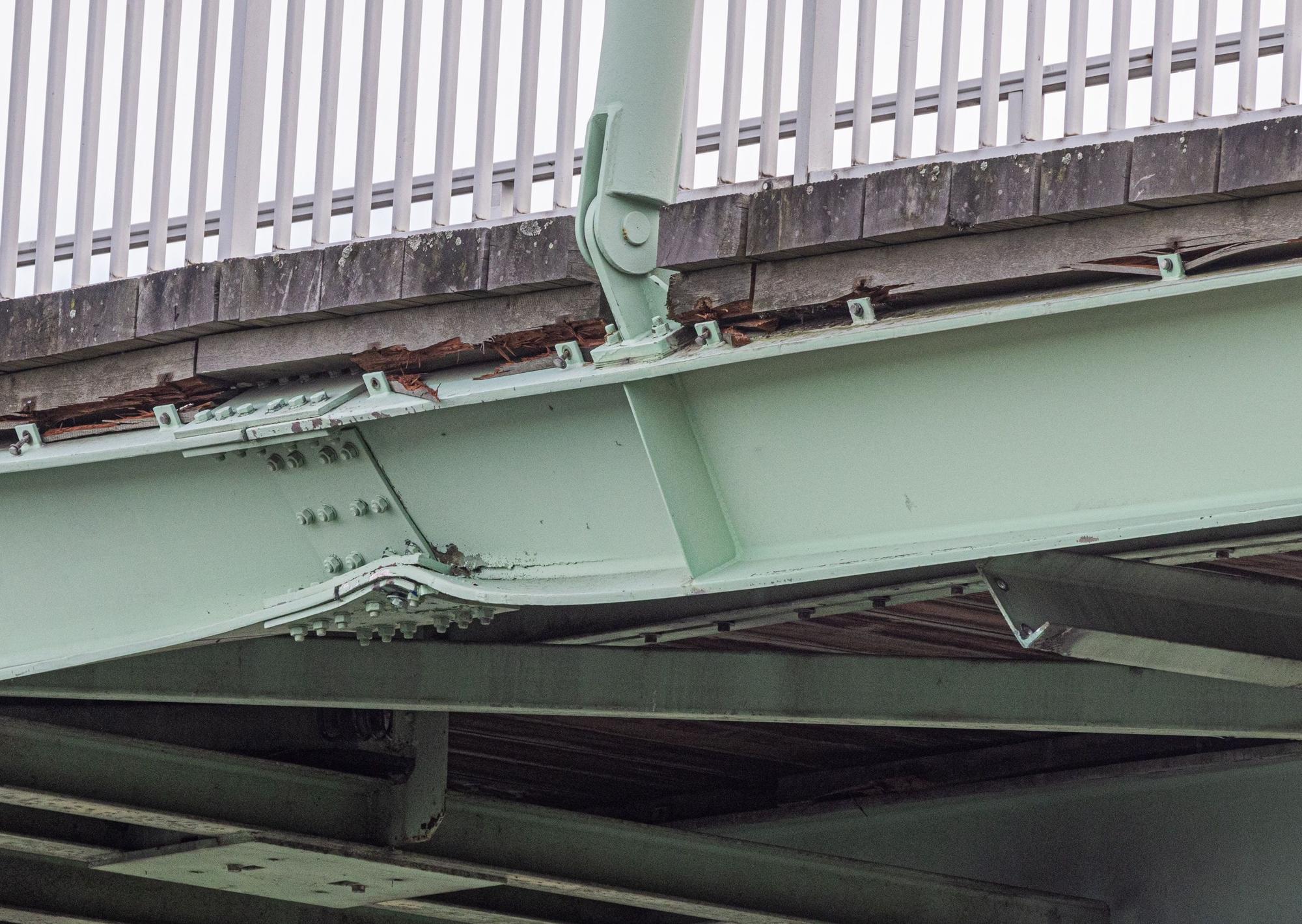 Detail der beschädigten Fußgängerbrücke am Niehler Hafen.