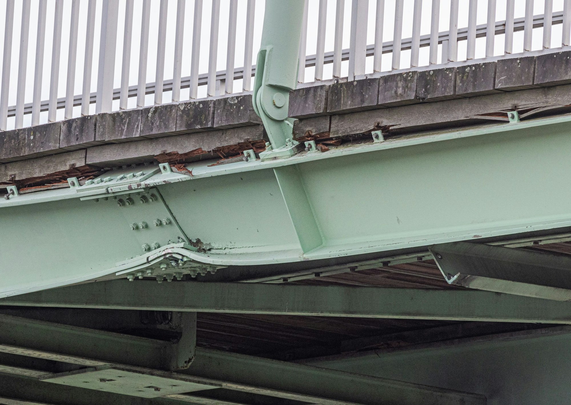 Detail der beschädigten Fußgängerbrücke am Niehler Hafen.
