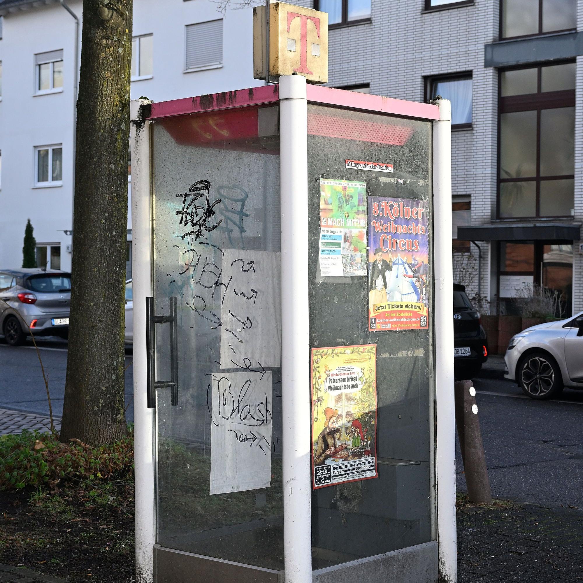 Alte Telefonzelle in Refrath - schon lange kaputt.