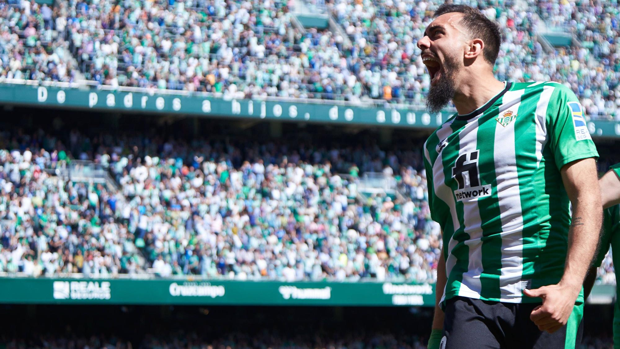Borja Iglesias feiert im Trikot von Real Betis Sevilla einen Treffer.