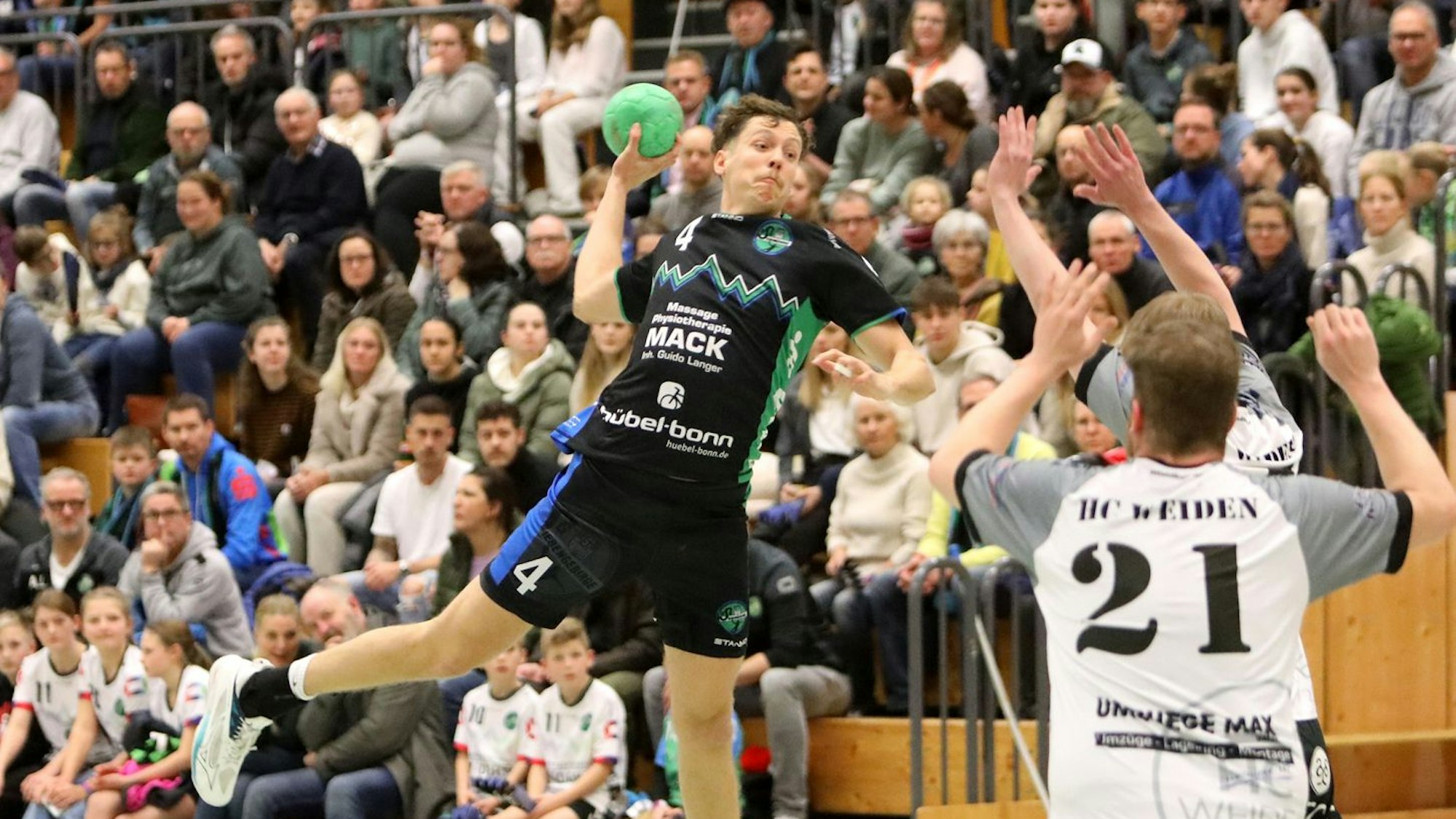 Ein Handballer setzt zum Sprung an.