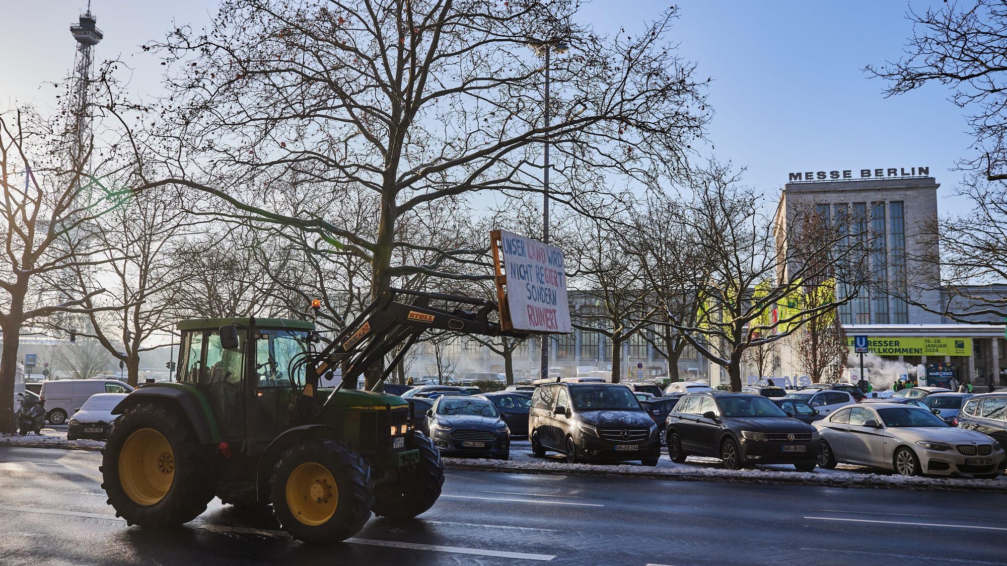 Bauerndemos: Weiterhin wird gegen den geplanten Stopp der Agrardiesel-Subvention und für einen Demokratieabbau demonstriert.
