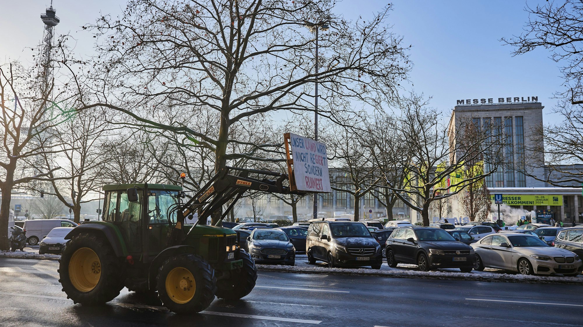 Bauerndemos: Weiterhin wird gegen den geplanten Stopp der Agrardiesel-Subvention und für einen Demokratieabbau demonstriert.