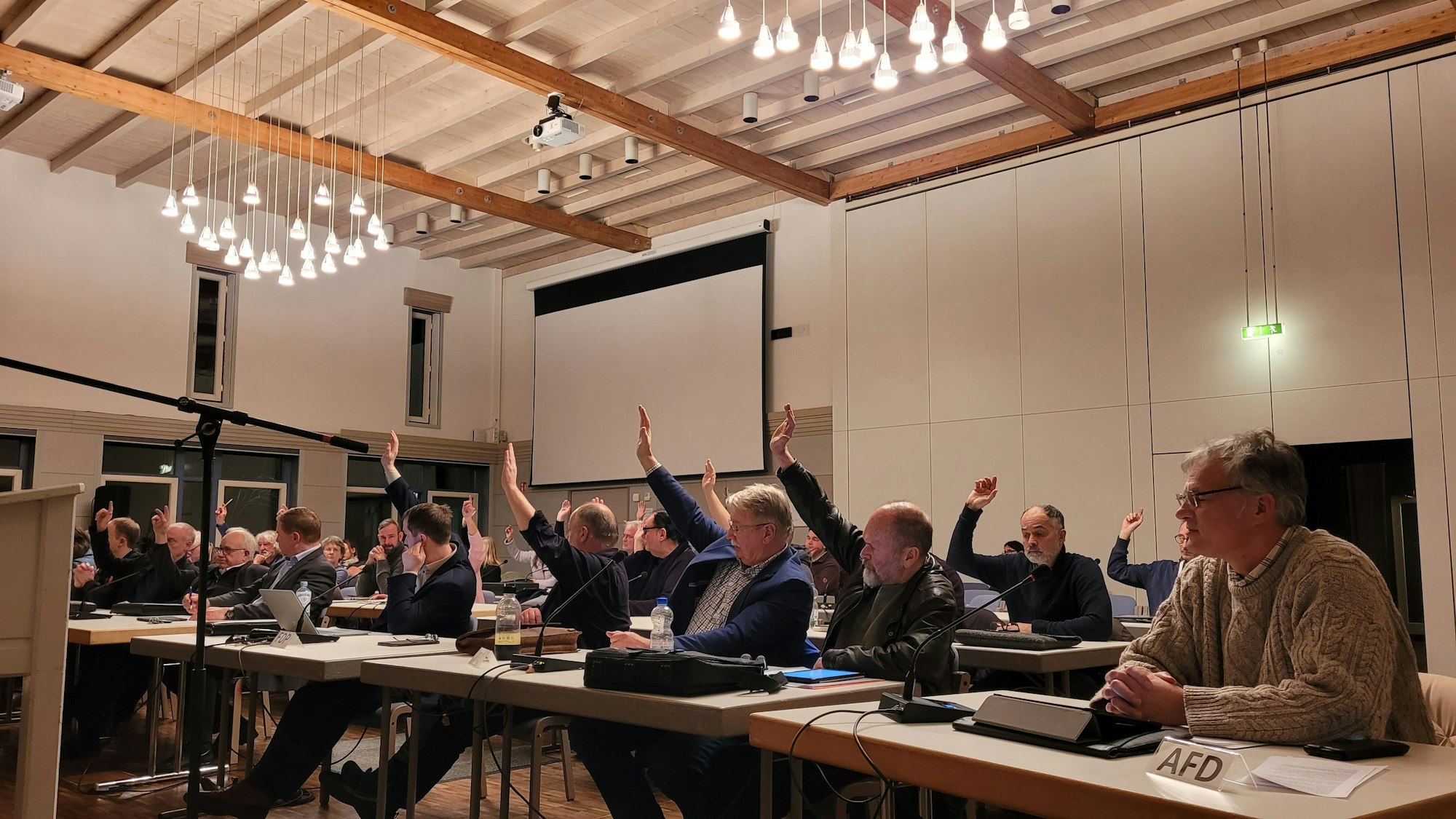 Das Foto zeigt Mitglieder des Kürtener Rats bei der Abstimmung.