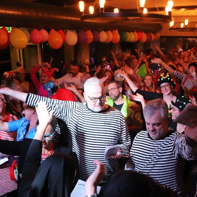 „Loss mer singe op jöck“ machte Station in Hennef und brachte die neuen Sessionshits mit. Der Saal macht die Choreos von der Bühne bereitwillig mit.