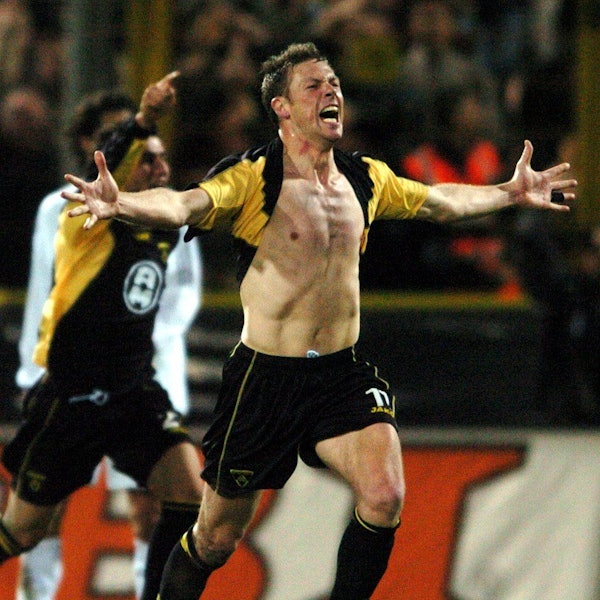 Eric Meijer freut sich über seinen Treffer, indem er das Trikot über den Kopf gezogen hat und seine blanke Brust präsentiert. Zweitligist Alemannia Aachen gewinnt das Duell gegen die Münchner mit 2:1 und zieht zum fünften Mal in der Vereinsgeschichte ins Pokal-Halbfinale ein.