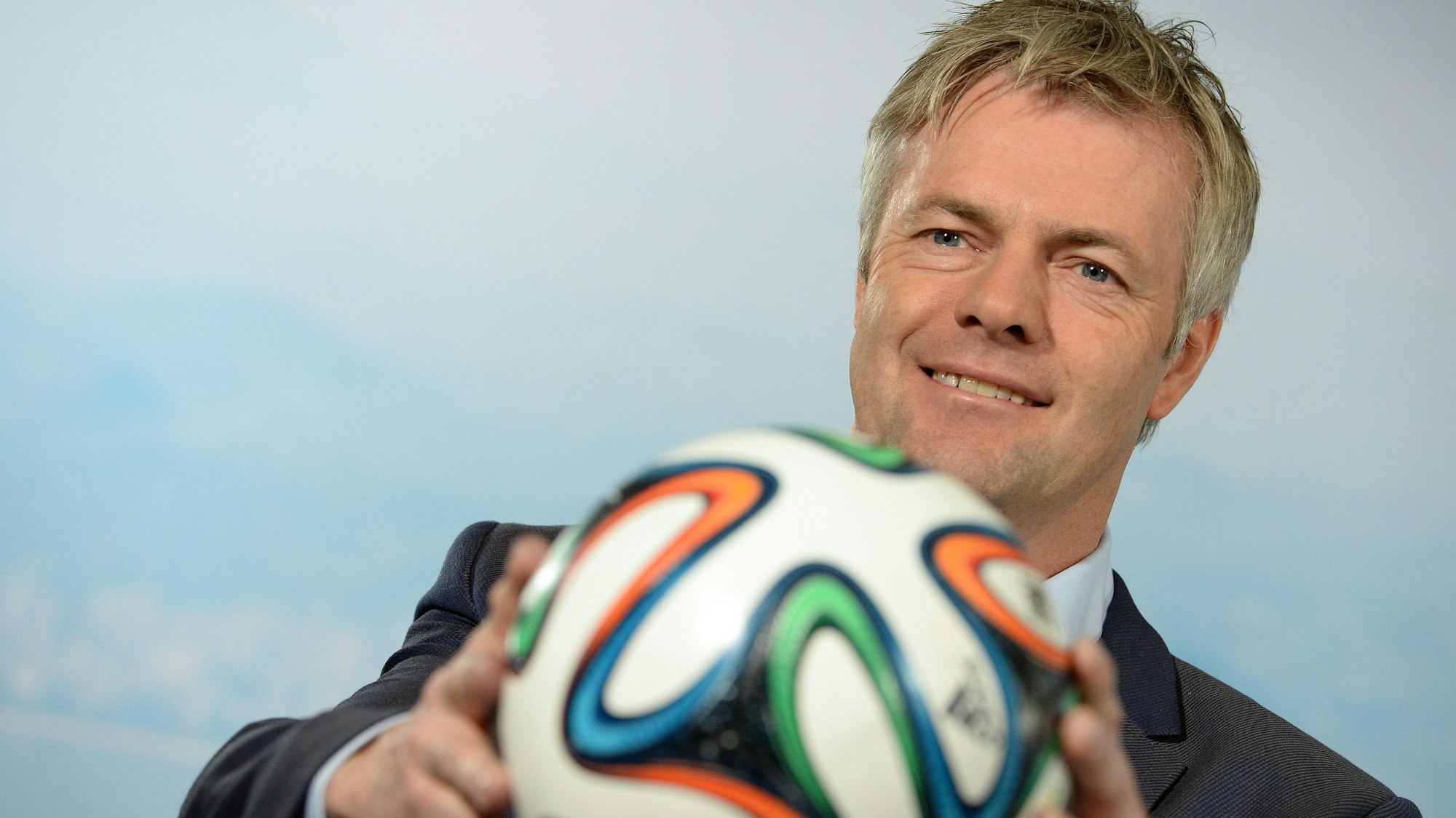 Das Bild zeigt Tom Bartels, der gerade einen Fußball in beiden Händen hält.