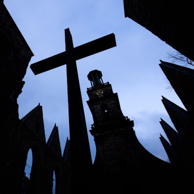 Ein Kreuz auf einer Kirche. Ein Gutachten hat die Missbrauchsfälle in der evangelischen Kirche und der Diakonie untersucht, mehr als 9000 Missbrauchsfälle wurden vorgestellt. (Symbolbild)