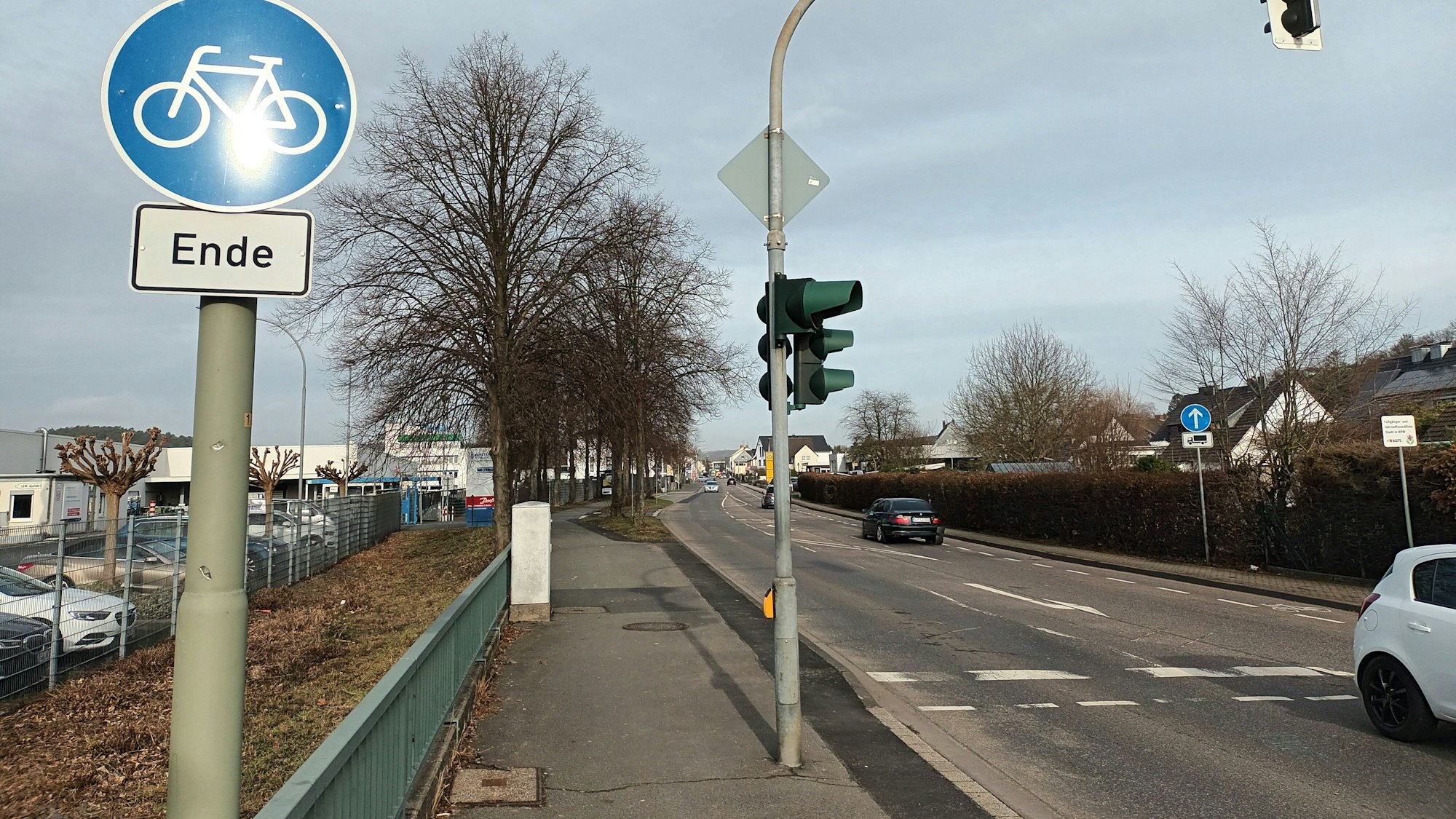 Straße mit Schild Radweg Ende