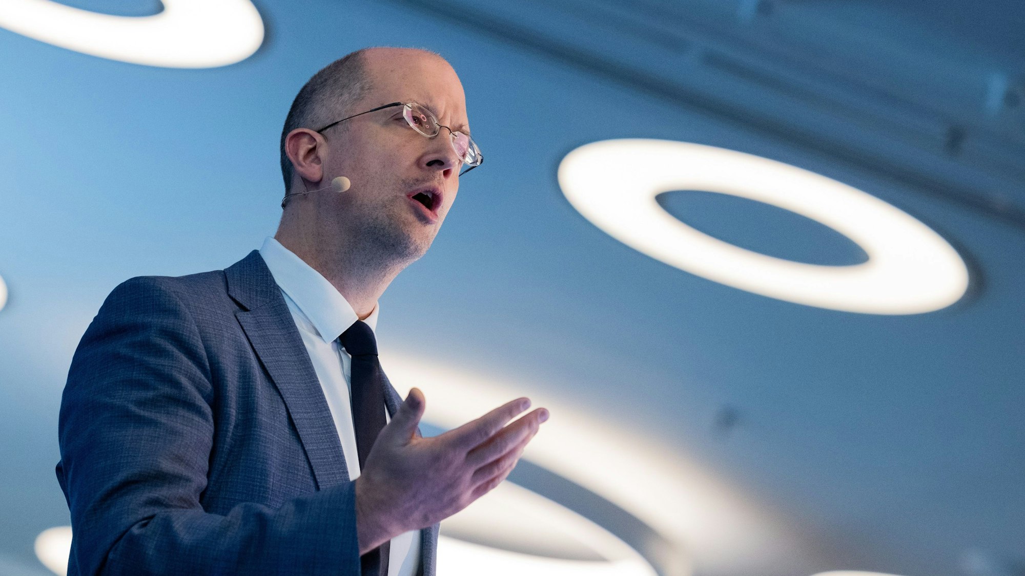 Präses Thorsten Latzel spricht bei der Synode der Evangelischen Kirche im Rheinland 2023.