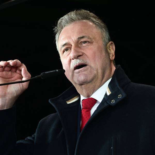 Claus Weselsky, der Vorsitzende der Gewerkschaft Deutscher Lokomotivführer, spricht bei einer Kundgebung der GDL
