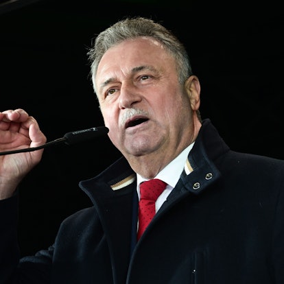 Claus Weselsky, der Vorsitzende der Gewerkschaft Deutscher Lokomotivführer, spricht bei einer Kundgebung der GDL